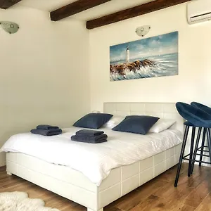 https://studio-apartman-tara.hotelinzadar.com